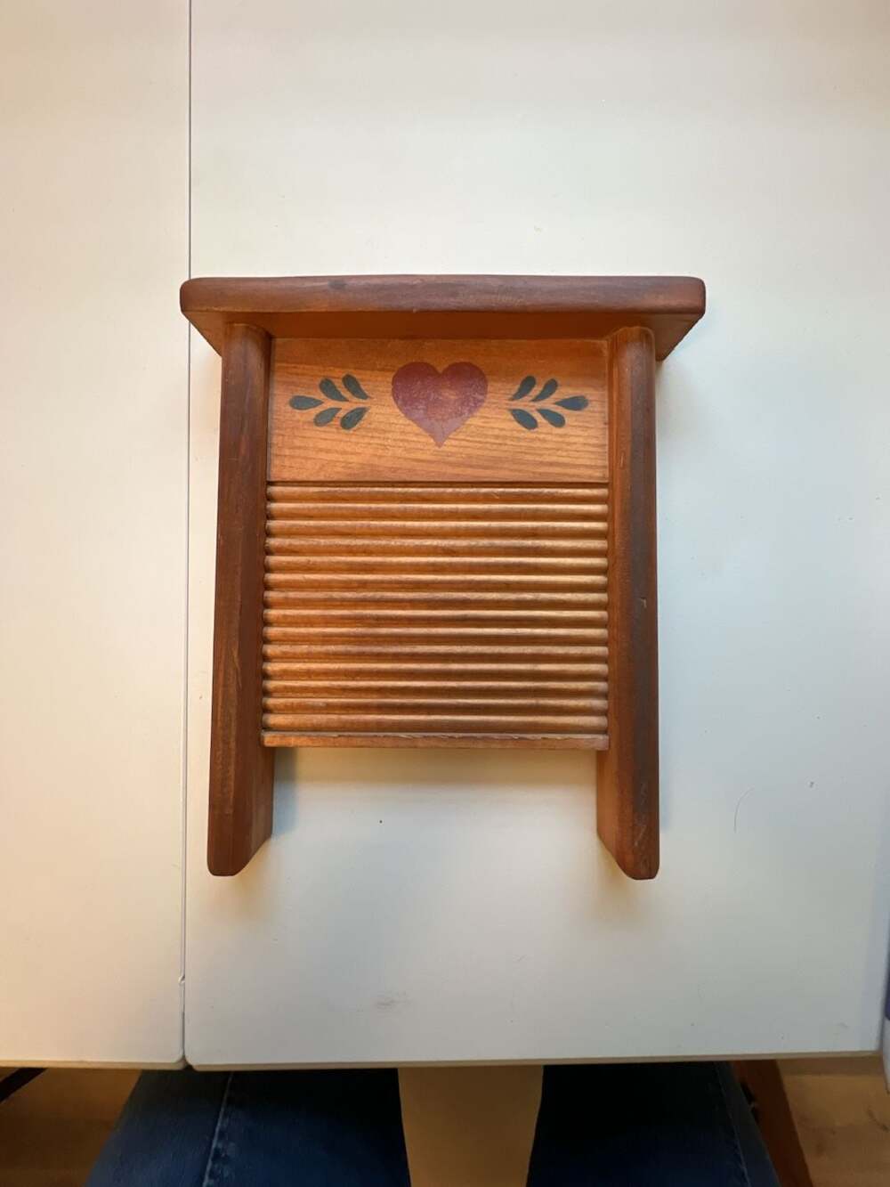 Vintage Wooden Washboard Wall Decor with Heart and Leaves Design